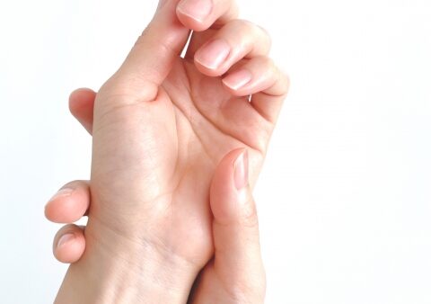 手首・指の痛みは要注意！腱鞘炎の原因と改善方法を解説　