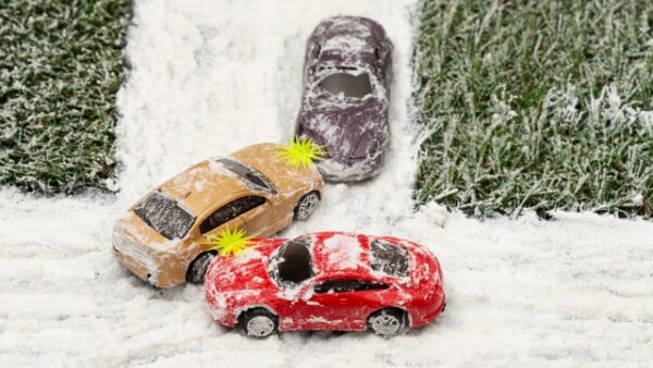 雪道の交通事故後、痛みがなくても整骨院に行くべき理由【てて整骨院二十四軒店】