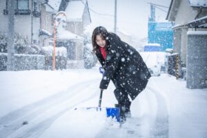 雪かき　腰痛