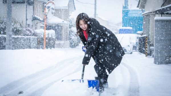 雪かきでの腰痛・ぎっくり腰の治療について｜てて整骨院二十四軒店