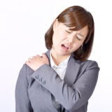 寒さで悪化する肩こり・首こりの正体｜冬に不調が増える理由とは？【てて整骨院二十四軒店】